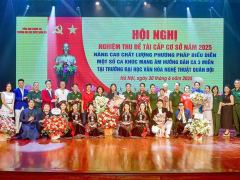NSƯT Hương Giang bảo vệ xuất sắc đề tài khoa học về phương pháp biểu diễn ca khúc mang âm hưởng dân ca ba miền