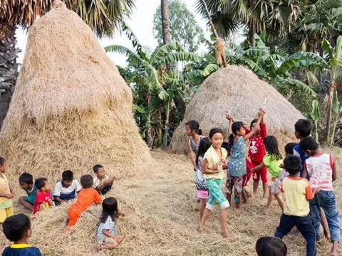 Đệm rơm ngày cưới: 'Bện rơm nếp cái hoa vàng mới thơm'