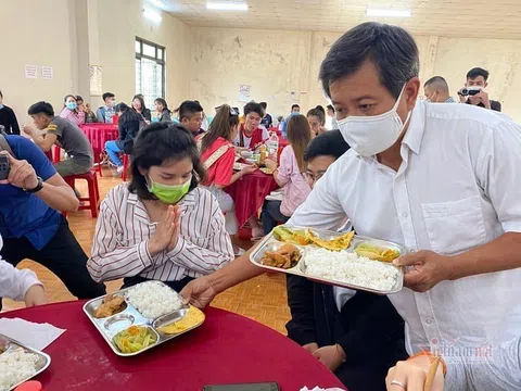 Ông Đoàn Ngọc Hải được một đại gia bí ẩn thuê phục vụ người nghèo 30 phút, trả công 60 triệu đồng