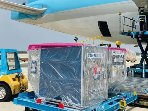 Lô vắc xin ngừa COVID-19 đầu tiên đã về tới Việt Nam