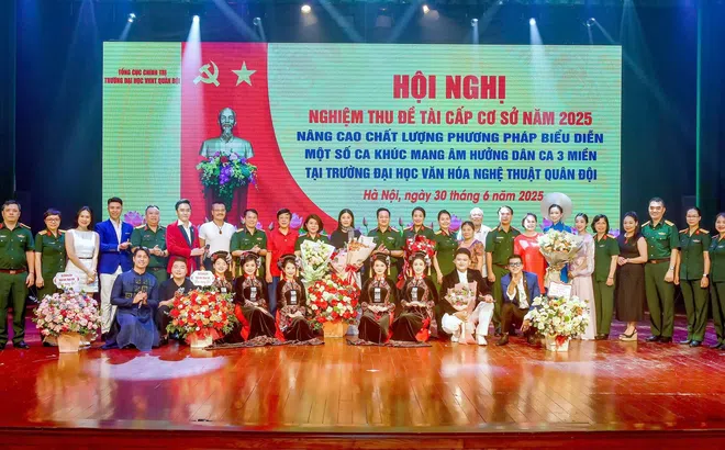 NSƯT Hương Giang bảo vệ xuất sắc đề tài khoa học về phương pháp biểu diễn ca khúc mang âm hưởng dân ca ba miền