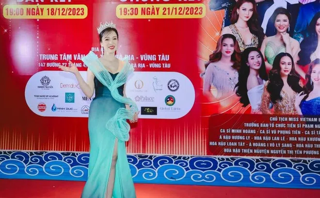 Á hậu 3 Lê Thị Khánh Vân xuất hiện rạng rỡ tại chung kết Hoa hậu Thương hiệu Việt Nam 2023