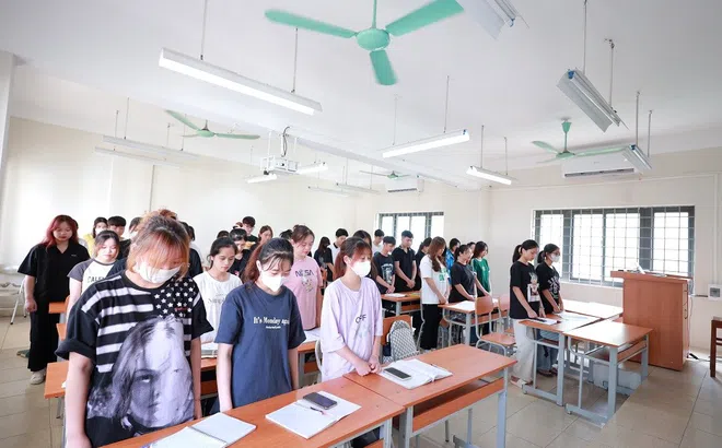 Viên chức, người lao động và sinh viên trường HCCT tưởng niệm các nạn nhân trong vụ cháy Chung cư Mini tại Hà Nội