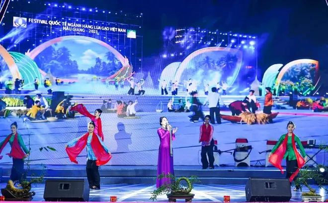 NSƯT Hương Giang để lại những ấn tượng đặc biệt qua Chương trình Nghệ thuật "Sắc Xuân Đất Việt 2024"