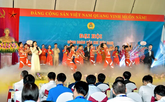 NSƯT Hương Giang cùng dàn sao tỏa sáng tại Chương trình Nghệ thuật “Âm Vang Biển Dầu”