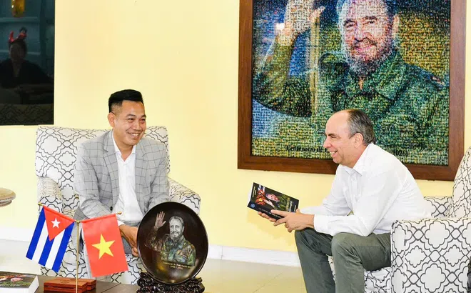 Đại sứ quán Cuba tại Việt Nam tiếp nhận tác phẩm "Fidel Castro Ruz - Cuba trong trái tim người Việt"