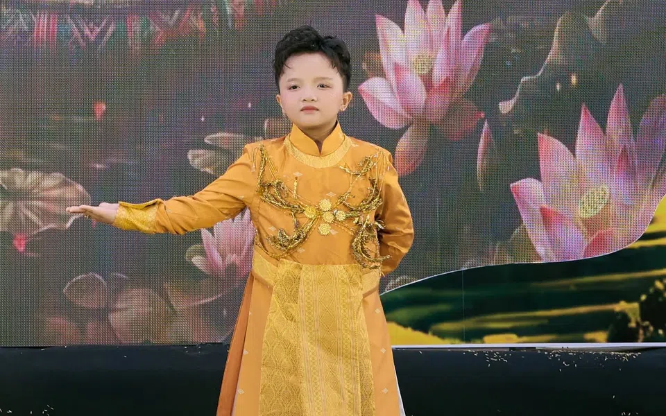 Gương mặt đại diện Nguyễn Trần Trọng Nhân ghi dấu ấn qua hai phần trình diễn mở màn tại sân khấu thời trang văn hóa “Sắc màu Đại ngàn”